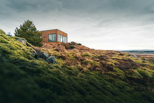 mini-holzhaus-haus-holz-single-singlehaus-06 Ein winziges Haus auf einem grasbewachsenen Hügel, perfekt für einen einsamen Urlaub oder einfach nur für eine friedliche Entspannung in Verbindung mit der Natur. Moderne Architektur in den skandinavischen Ländern.